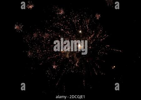 Feux d'artifice colorés sur le ciel noir. Feux d'artifice réels sur fond noir profond ciel sur le spectacle du festival de feux d'artifice avant le jour de l'indépendance le 4 juillet Banque D'Images