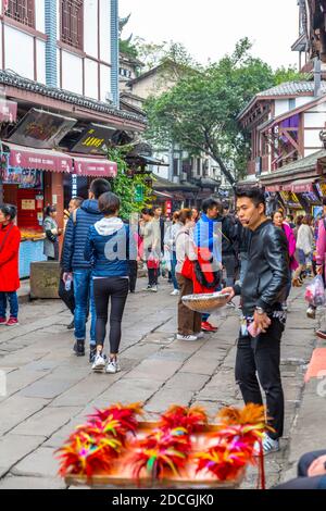 Rue commerçante animée de la vieille ville de Ciqikou, Shapingba, Chongqing, Chine, Asie Banque D'Images