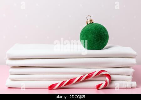 Une pile de feuilles blanches propres, une boule d'arbre de Noël et une canne à sucre. Banque D'Images