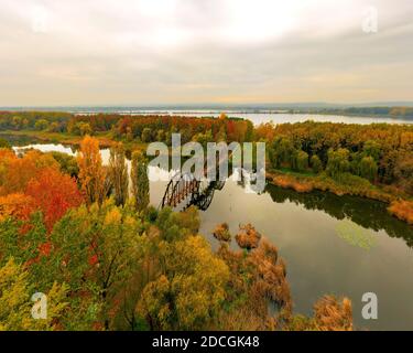 Kanyavar île de Little balaton en Hongrie. Célèbre zone naturelle. La nature incroyable et les animaux vivent ici. Par un pont en bois incroyable vous Banque D'Images