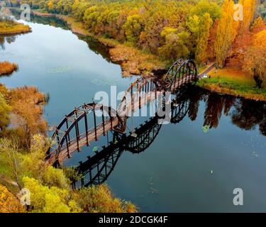 Kanyavar île de Little balaton en Hongrie. Célèbre zone naturelle. La nature incroyable et les animaux vivent ici. Par un pont en bois incroyable vous Banque D'Images