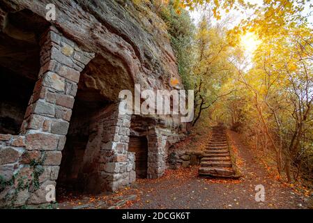 Grottes de Monk collines de Thihany Hongrie. Cet endroit incroyable est à côté du lac Balaton. Il y avait de fantastiques grottes historiques où vivaient des moines Banque D'Images