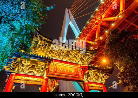 Vue sur le pont de Masangxi et les bâtiments près du temple bouddhiste d'Arhat au crépuscule à Chongqing, district de Yuzhong, Chine, Asie Banque D'Images