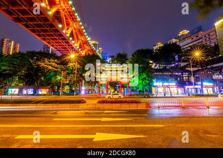 Vue sur le pont de Masangxi et les bâtiments près du temple bouddhiste d'Arhat au crépuscule à Chongqing, district de Yuzhong, Chine, Asie Banque D'Images