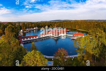 Lac Heviz bain d'eau chaude naturelle en Hongrie. Lac d'eau thermale naturelle unique. Il est proche du lac Balaton et de la ville de Keszthely. Banque D'Images