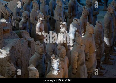 Vue sur les guerriers en terre cuite dans le musée de la tombe, Xi'an, province de Shaanxi, République populaire de Chine, Asie Banque D'Images