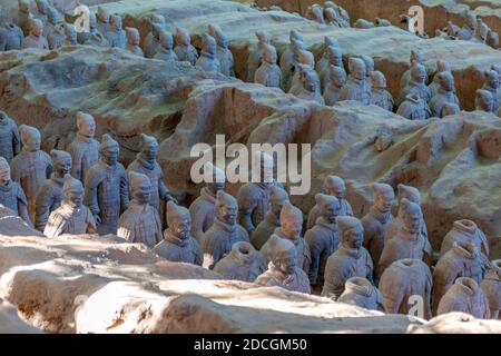 Vue sur les guerriers en terre cuite dans le musée de la tombe, Xi'an, province de Shaanxi, République populaire de Chine, Asie Banque D'Images