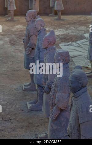 Vue sur les guerriers en terre cuite dans le musée de la tombe, Xi'an, province de Shaanxi, République populaire de Chine, Asie Banque D'Images