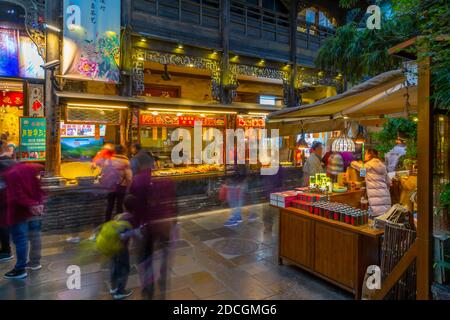 Acheteurs À Kuanxiangzi Alley, Chengdu, Province Du Sichuan, République Populaire De Chine, Asie Banque D'Images