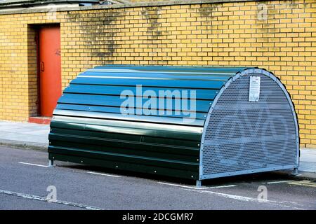 Une unité de stockage de cycle sécurisée dans une rue à Londres, Royaume-Uni. Banque D'Images