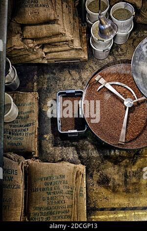 Les grains de café fraîchement torréfié provenant d'un grand torréfacteur de café est versé dans le cylindre de refroidissement. Motion Blur sur les haricots. Banque D'Images