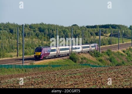 Une unité multiple diesel de classe 222 numéro 222013 qui travaille sur un service de chemin de fer East Midlands à Ayres End sur la voie principale de Midland. Banque D'Images