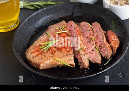 Steak de bœuf moyen rare dans une poêle, vue rapprochée Banque D'Images