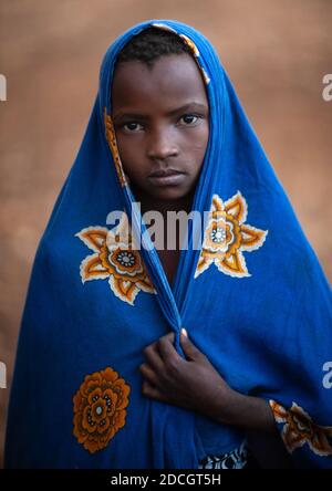 Fille de la tribu Samburu avec une couverture, comté de Samburu, Maralal, Kenya Banque D'Images