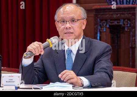 Taipei, Taïwan. 21 novembre 2020. John C.C. DENG, le négociateur en chef du Bureau des négociations économiques et commerciales du Yuan exécutif (gouvernement) à Taïwan, a vu prononcer son discours lors de la Conférence de presse post-conférence de 2020 de l'APEC et des dirigeants économiques. Taipei, Taïwan. 21 novembre 2020. (Photo de Walid Berrazeg/Sipa USA) crédit: SIPA USA/Alay Live News Banque D'Images