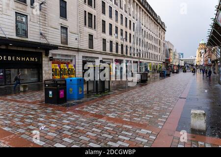 Glasgow, Écosse, Royaume-Uni. 21 novembre 2020. Vue sur le samedi après-midi dans le centre-ville de Glasgow le premier jour du confinement de niveau 4. Les magasins et les entreprises non essentiels ont fermé leurs portes. Et les rues sont très calmes. En photo; Argyle Street est presque déserté .Iain Masterton/Alay Live News Banque D'Images