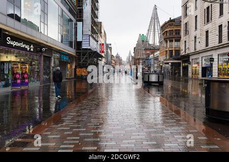 Glasgow, Écosse, Royaume-Uni. 21 novembre 2020. Vue sur le samedi après-midi dans le centre-ville de Glasgow le premier jour du confinement de niveau 4. Les magasins et les entreprises non essentiels ont fermé leurs portes. Et les rues sont très calmes. En photo; Argyle Street est presque déserté .Iain Masterton/Alay Live News Banque D'Images