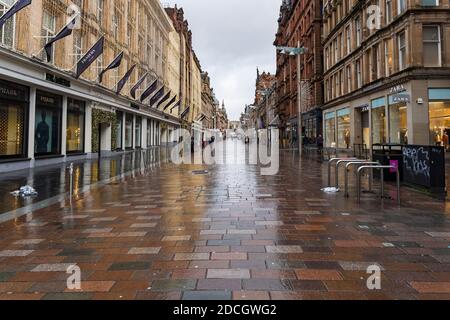 Glasgow, Écosse, Royaume-Uni. 21 novembre 2020. Vue sur le samedi après-midi dans le centre-ville de Glasgow le premier jour du confinement de niveau 4. Les magasins et les entreprises non essentiels ont fermé leurs portes. Et les rues sont très calmes. Photo; le quartier commerçant de Buchanan Street est presque déserté sans magasins ouverts. Iain Masterton/Alay Live News Banque D'Images