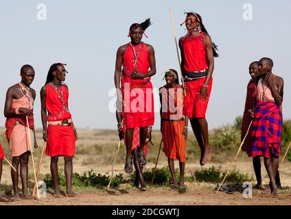 Des hommes de la tribu Maasai sautant au cours d'une cérémonie, province de Rift Valley, Maasai Mara, Kenya Banque D'Images
