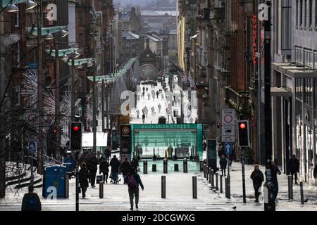 Glasgow, Écosse, Royaume-Uni. 21 novembre 2020. Vue sur le samedi après-midi dans le centre-ville de Glasgow le premier jour du confinement de niveau 4. Les magasins et les entreprises non essentiels ont fermé leurs portes. Et les rues sont très calmes. Photo; vue de Buchanan Street qui est beaucoup plus calme que d'habitude .Iain Masterton/Alamy Live News Banque D'Images