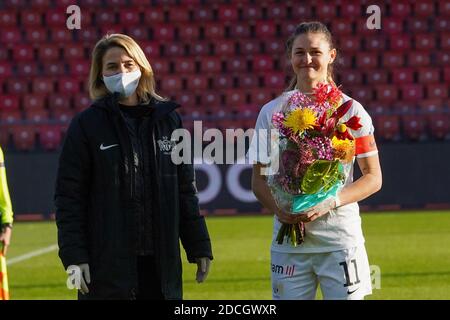 21 novembre 2020, Zurich, Stade Letzigrund, AXA Women's Super League: FC Zurich Women - FC Bâle 1893, # 11 Barla Deplazes (Zurich, à droite) cérémonie d'adieu avant le match Banque D'Images