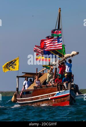 Navigation touristique sur un dhow, comté de Lamu, Lamu, Kenya Banque D'Images