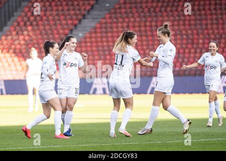 21 novembre 2020, Zurich, Stade Letzigrund, AXA Women's Super League: FC Zurich Women - FC Bâle 1893, FC Zurich applaudit au but 1-0 par # 11 Barla Deplazes (Zurich). Novh sur la photo # 22 Lorena Baumann (Zurich, à gauche), # 10 Rahel Moser (Zurich) et # 4 Lesley Ramseier (Zurich, à droite). Banque D'Images