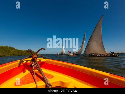 Des dhuws naviguant sur l'océan indien, comté de Lamu, Lamu, Kenya Banque D'Images
