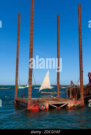 Dhow naviguant sur l'océan indien, comté de Lamu, Lamu, Kenya Banque D'Images