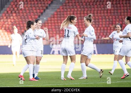 21 novembre 2020, Zurich, Stade Letzigrund, AXA Women's Super League: FC Zurich Women - FC Bâle 1893, applaudissements du FC Zurich après le but 1-0 de Barla 11 Deplazes (Zurich, centre). Sur la photo, # 22 Lorena Baumann (Zurich, à l'extrême gauche), # 10 Rahel Moser (Zurich) et # 4 Lesley Ramseier (Zurich) Banque D'Images