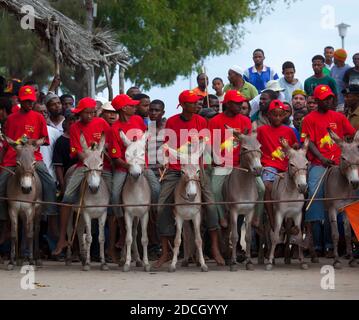Course aux ânes en ville pendant le festival Maulid, comté de Lamu, Lamu, Kenya Banque D'Images