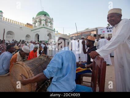 Des hommes musulmans chantant et dansant avec des bâtons de goma pendant le festival Maulid, comté de Lamu, Lamu, Kenya Banque D'Images