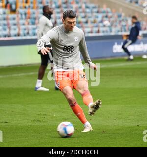 Londres, Royaume-Uni. 21 novembre 2020. Kieffer Moore, de Cardiff City, se réchauffe lors du match de championnat EFL Sky Bet entre Millwall et Cardiff City à la Den, Londres, Angleterre, le 21 novembre 2020. Photo de Ken Sparks. Utilisation éditoriale uniquement, licence requise pour une utilisation commerciale. Aucune utilisation dans les Paris, les jeux ou les publications d'un seul club/ligue/joueur. Crédit : UK Sports pics Ltd/Alay Live News Banque D'Images