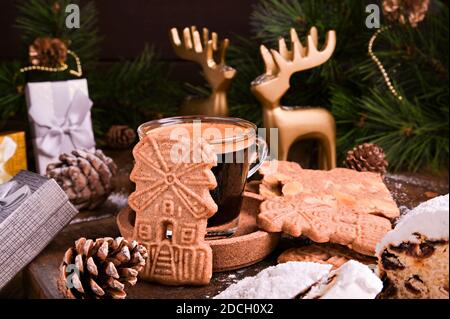 Décor festif, spéculaas koekjes et espresso pour St. Nicolas . Vacances hollandaises Sinterklaas bonbons traditionnels biscuits de pain d'épice. 5 décembre vacances aux pays-Bas. Banque D'Images