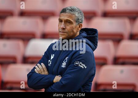 BARNSLEY, ANGLETERRE. 21 NOVEMBRE. Chris Hughton, directeur de la forêt de Nottingham, regarde son équipe s'échauffer pendant le match du championnat Sky Bet entre Barnsley et la forêt de Nottingham à Oakwell, Barnsley, le samedi 21 novembre 2020. (Credit: Jon Hobley | MI News) Credit: MI News & Sport /Alay Live News Banque D'Images