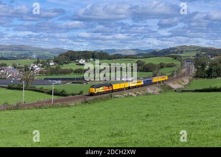 Une locomotive Colas Railfreight de classe 37 37219 à l'ouest Ligne principale de la côte avec un train de surveillance de l'infrastructure ferroviaire du réseau Banque D'Images