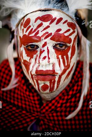 Portrait d'un guerrier de la tribu Kikuyu avec maquillage traditionnel, comté de Laikipia, chutes d'eau Thomson, Kenya Banque D'Images