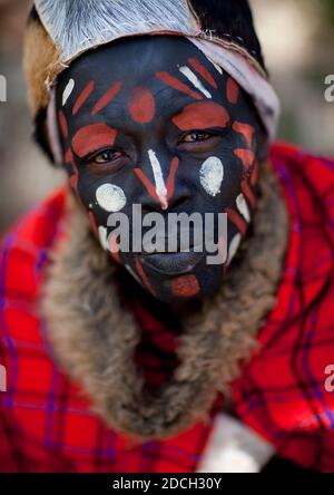 Portrait d'un guerrier de la tribu Kikuyu avec maquillage traditionnel, comté de Laikipia, chutes d'eau Thomson, Kenya Banque D'Images