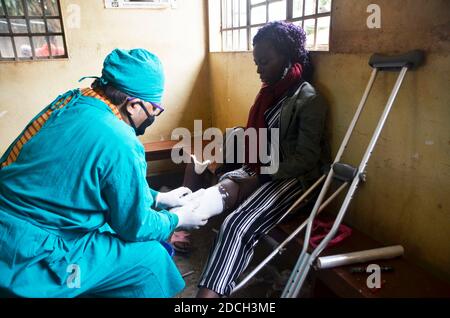 (201121) -- KAMPALA, le 21 novembre 2020 (Xinhua) -- UN membre du personnel vérifie le membre d'une femme handicapée à l'hôpital de référence Mulago à Kampala, en Ouganda, le 21 novembre 2020. Au total, 500 amputés en Ouganda recevront des remplacements de membres artificiels gratuits à partir du samedi, au cours d'une campagne de remplacement artificiel de 40 jours. (Photo de Nicholas Kajoba/Xinhua) Banque D'Images