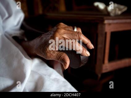 Ancien sculpteur de bois dans son atelier, comté de Lamu, Lamu, Kenya Banque D'Images