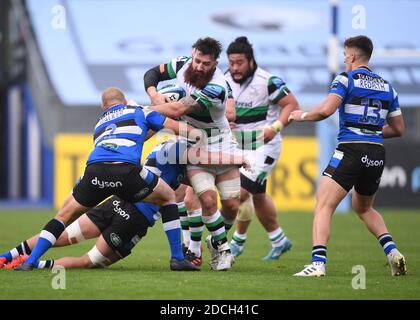 Terrain de jeux, Bath, Somerset, Royaume-Uni. 21 novembre 2020. Anglais Premiership Rugby, Bath versus Newcastle Falcons; Gary Graham de Newcastle Falcons est tenu par Miles Reid et Jack Walker de Bath Credit: Action plus Sports/Alay Live News Banque D'Images