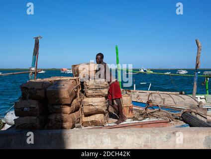 Bateau à quai kenyan chargé avec des sacs, comté de Lamu, Lamu, Kenya Banque D'Images