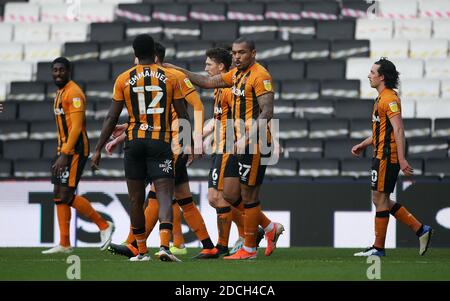 Josh Magennis (au centre), de Hull City, célèbre le premier but de sa partie avec ses coéquipiers lors du match de la Sky Bet League One au stade MK, Milton Keynes. Banque D'Images