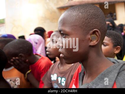 Profil d'adolescent avec pièce d'argent à l'oreille, comté de Lamu, Lamu, Kenya Banque D'Images