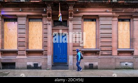 Glasgow, Royaume-Uni. Le premier jour de la directive Scottish Executives Tier 4 Lockdown, centre-ville de Glasgow, en particulier Buchanan Street, normalement un quartier commerçant animé et animé, était presque déserté avec la plupart des magasins fermés et boardés et seulement quelques articles essentiels ouverts de vente et les clients qui se rendaient normalement dans un café ou un restaurant ont dû faire avec un emporter. Avec des restrictions de voyage en place, la gare de Queen Street et les gares centrales de Glasgow étaient presque dépourvues de navetteurs. Crédit : Findlay/Alay Live News Banque D'Images