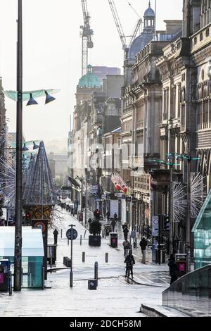 Glasgow, Royaume-Uni. Le premier jour de la directive Scottish Executives Tier 4 Lockdown, centre-ville de Glasgow, en particulier Buchanan Street, normalement un quartier commerçant animé et animé, était presque déserté avec la plupart des magasins fermés et boardés et seulement quelques articles essentiels ouverts de vente et les clients qui se rendaient normalement dans un café ou un restaurant ont dû faire avec un emporter. Avec des restrictions de voyage en place, la gare de Queen Street et les gares centrales de Glasgow étaient presque dépourvues de navetteurs. Crédit : Findlay / Alay Banque D'Images