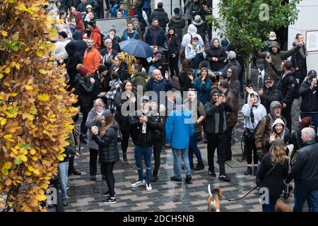 Liverpool, Royaume-Uni. 21 novembre 2020. Les manifestants se rassemblent dans le centre-ville de Liverpool et défilent dans les rues pour montrer leur mécontentement à l'égard des mesures d'isolement au Royaume-Uni et de la réponse du gouvernement à la COVID-19. Les tensions augmentent à mesure que les manifestants se heurtent à la police. Crédit : Callum Fraser/Alay Live News Banque D'Images