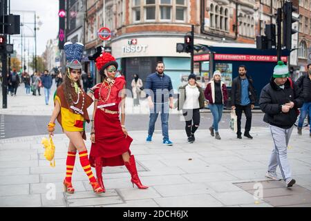Les modèles présentent des vêtements du designer de mode Pierre Garroudi, lors d'une séance photo de mode flashmob sur Oxford Street, Londres. Banque D'Images