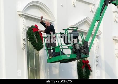 Washington, États-Unis d'Amérique. 21 novembre 2020. Un travailleur installe des couronnes de Noël à la Maison-Blanche à Washington, DC, le 21 novembre 2020. Credit: Chris Kleponis/Pool via CNP | usage dans le monde crédit: dpa/Alay Live News Banque D'Images