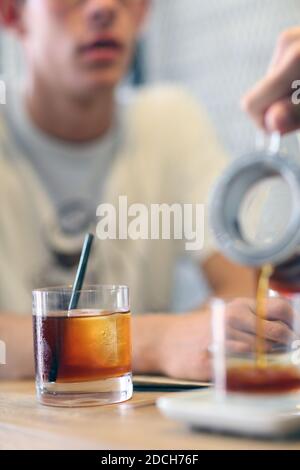 versez le café dans le verre Banque D'Images